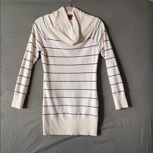 Sweater-dress with pockets!